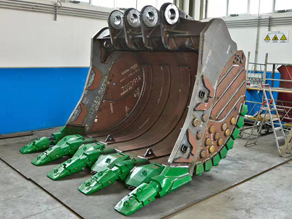 Maquinaria de construcción (cuchara excavadora)